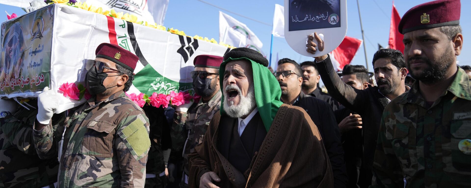 Members of an Iraqi Shiite militant group carry the coffin of an fighter with the Kataib Hezbollah militia, who was killed in a U.S. airstrike in Babil Province, during his funeral in Baghdad, Iraq, Tuesday, Dec. 26, 2023. ( - Sputnik Africa, 1920, 29.12.2023