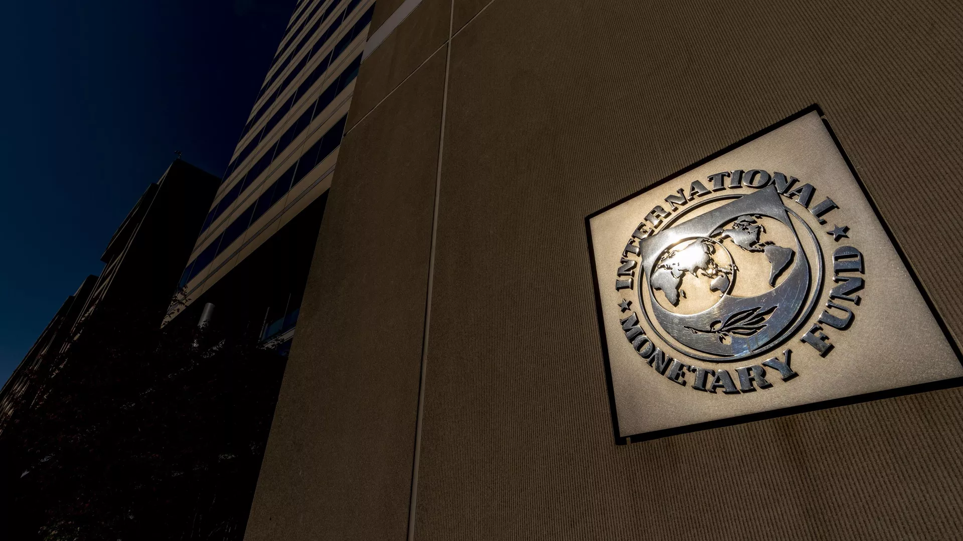The International Monetary Fund building, Monday, April 5, 2021, in Washington.  - Sputnik Africa, 1920, 29.12.2023