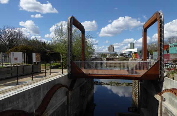 Подвижной мост Коди-Док в Лондоне может поворачиваться на 180 градусов, освобождая место для прохода лодок по реке - Sputnik Africa