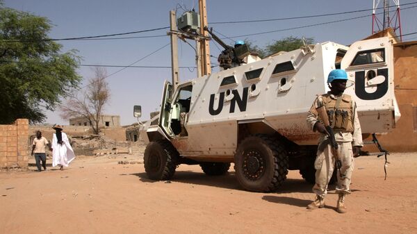 Un véhicule blindé de transport de troupes de la Mission multidimensionnelle intégrée des Nations Unies pour la stabilisation au Mali (MINUSMA) est stationné à Tombouctou le 19 septembre 2016. - Sputnik Afrique