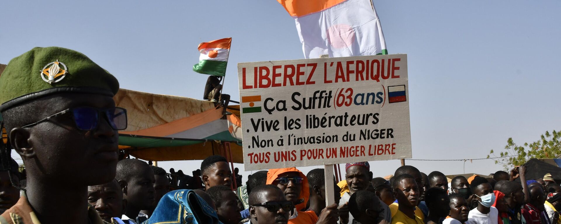 A man holds a sign reading Liberate Africa during a gathering in Niamey on December 29, 2023.  - Sputnik Africa, 1920, 30.12.2023