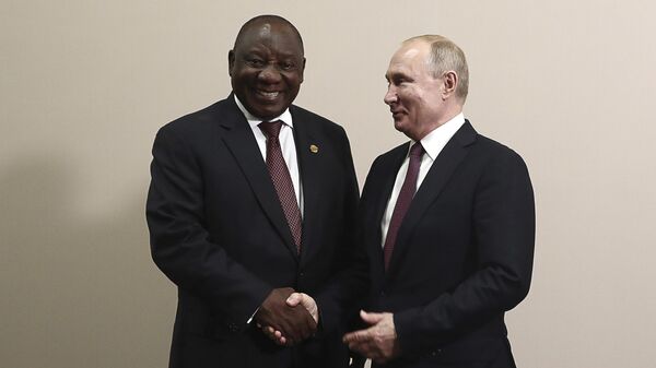 Le président russe Vladimir Poutine, à droite, et le président sud-africain Cyril Ramaphosa posent pour une photo. - Sputnik Afrique