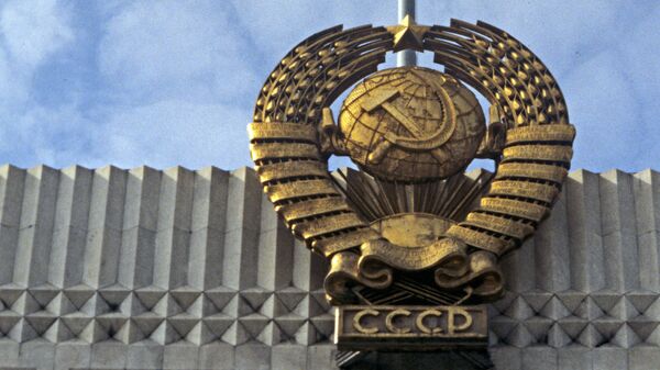 The USSR state flag and coat of arms at the Kremlin Palace of Congresses - Sputnik Africa