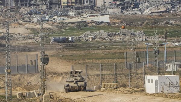 An Israeli tank maneuvers on the Gaza Strip border, in southern Israel, Friday, Dec. 29, 2023.  - Sputnik Africa