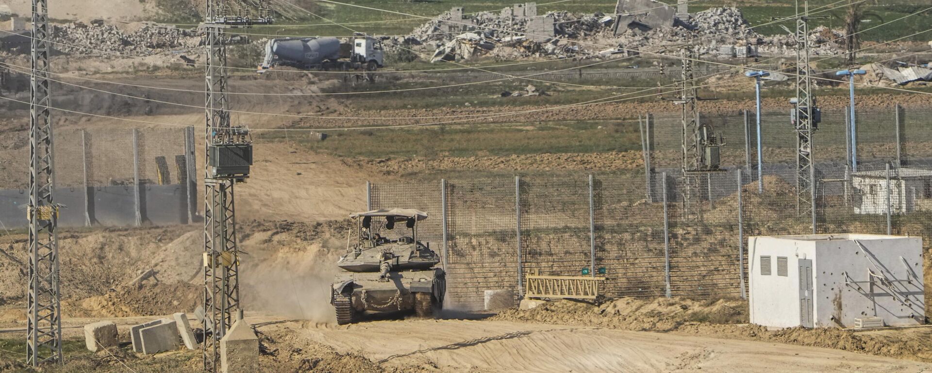 An Israeli tank maneuvers on the Gaza Strip border, in southern Israel, Friday, Dec. 29, 2023.  - Sputnik Africa, 1920, 30.12.2023
