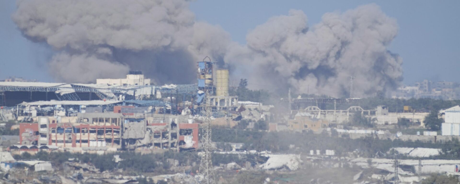 Smoke rises following an Israeli airstrike in the Gaza Strip, as seen from southern Israel, Friday, Dec. 29, 2023. - Sputnik Africa, 1920, 31.12.2023