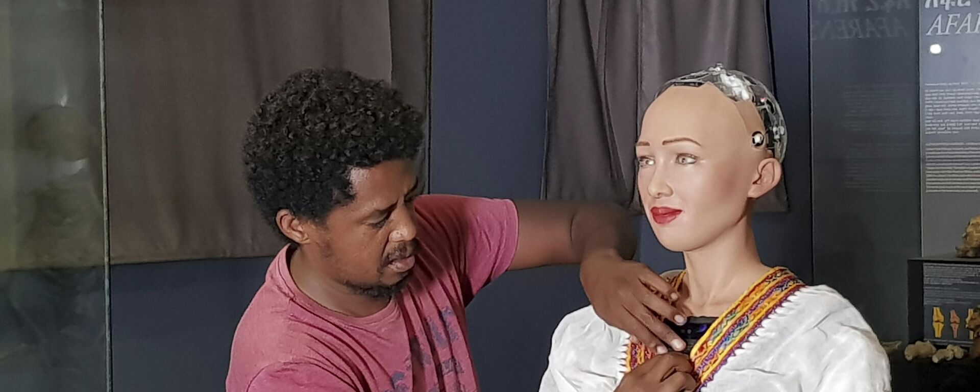 In this photo of Monday July 2, 2018, Getnet Assefa, the Founder and CEO of iCog Labs is photographed with humanoid robot Sophia at the Ethiopian National Museum in Addis Ababa. - Sputnik Africa, 1920, 31.12.2023