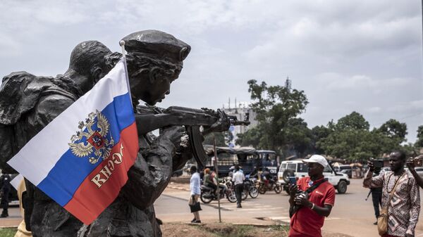 Un drapeau russe fixé sur un monument aux instructeurs russes à Bangui pendant une manifestation de soutien à la Russie et la Chine (archive photo) - Sputnik Afrique