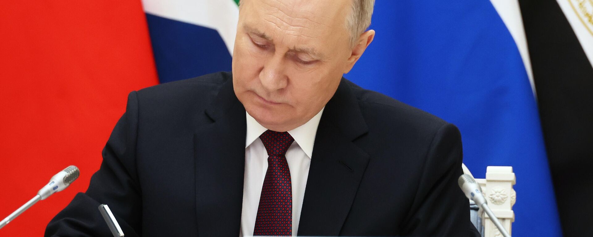 November 21, 2023. Russian President Vladimir Putin takes part in an extraordinary BRICS summit on the Palestinian-Israeli conflict via video conference. - Sputnik Africa, 1920, 01.01.2024