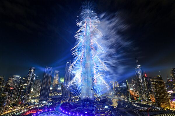 Fireworks light up the sky by the landmark Burj Khalifa skyscraper, the world’s tallest building, in Dubai at midnight on new year&#x27;s eve on January 1, 2024.  - Sputnik Africa