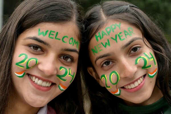 Girls pose with their painted faces on the occasion of New Year&#x27;s Eve in Amritsar on December 31, 2023. - Sputnik Africa