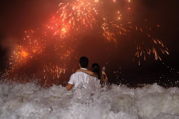 People watch the traditional New Year&#x27;s fireworks from the water at Copacabana Beach in Rio de Janeiro, Brazil, on January 1, 2024. - Sputnik Africa