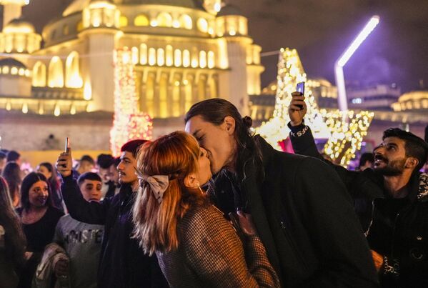 A couple shares a kiss as they celebrate New Year&#x27;s Eve in central Istanbul&#x27;s Taksim Square, in Istanbul, Monday, Jan. 1, 2024. - Sputnik Africa