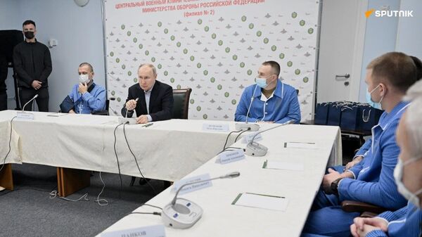 Vladimir Poutine rencontre les militaires à l'hôpital Vichnevsky, le 1 janvier 2024 - Sputnik Afrique