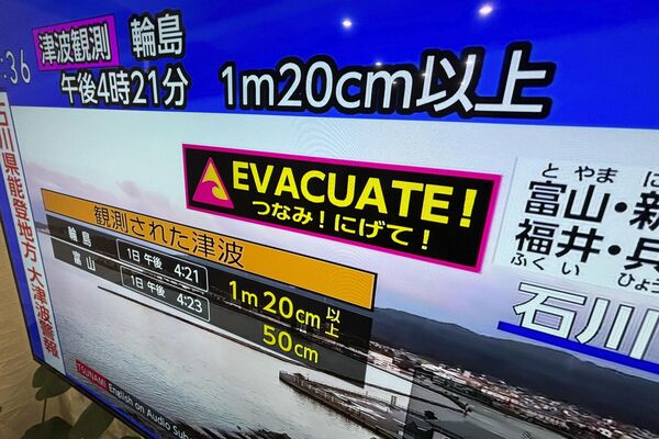 A tsunami warning is shown on TV in Yokohama, near Tokyo Monday, Jan. 1, 2024. - Sputnik Africa
