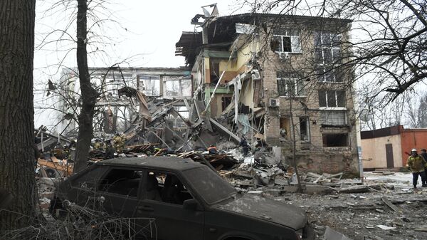 Immeuble détuit et voiture brûlée aprés un bombardement ukrainien à Kalininsky, dans la région de Donetsk - Sputnik Afrique