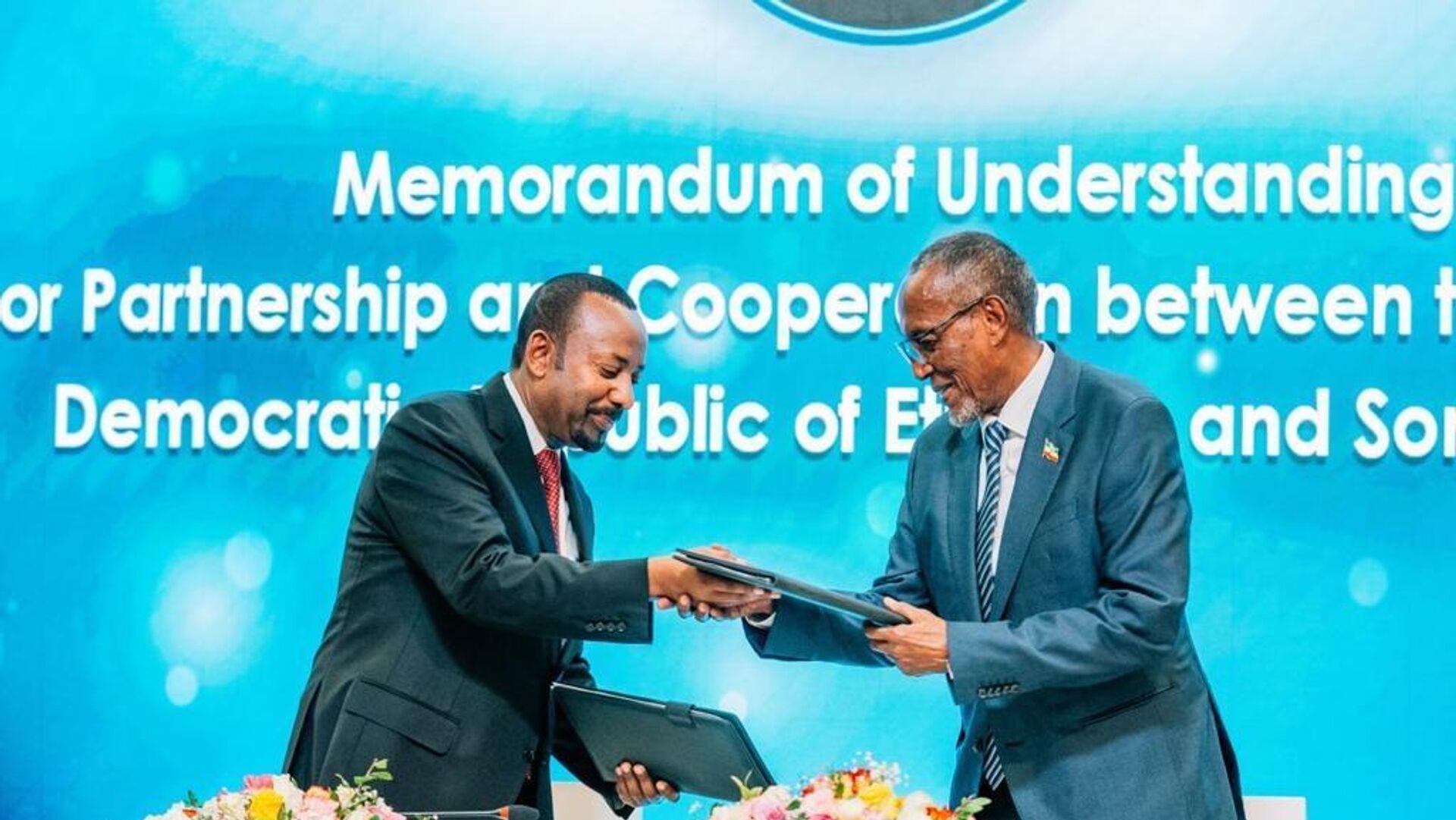 Ethiopia's Prime Minister Abiy Ahmed Ali and the President of Somaliland Muse Bihe Abdi sign a memorandum of understanding in Addis Ababa. - Sputnik Africa, 1920, 22.01.2024