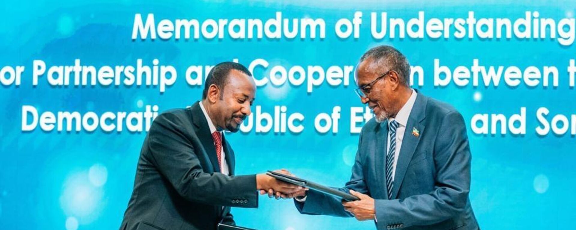 Ethiopia's Prime Minister Abiy Ahmed Ali and the President of Somaliland Muse Bihe Abdi sign a memorandum of understanding in Addis Ababa. - Sputnik Africa, 1920, 01.01.2024