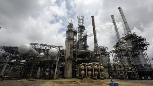 A picture taken on September 16, 2015, shows the new Port Harcourt refinery, which was built in 1989, Rivers State.  - Sputnik Africa