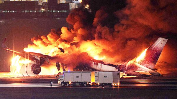 Un avion de Japan Airlines en feu sur une piste de l'aéroport Haneda de Tokyo, le 2 janvier 2024 - Sputnik Afrique