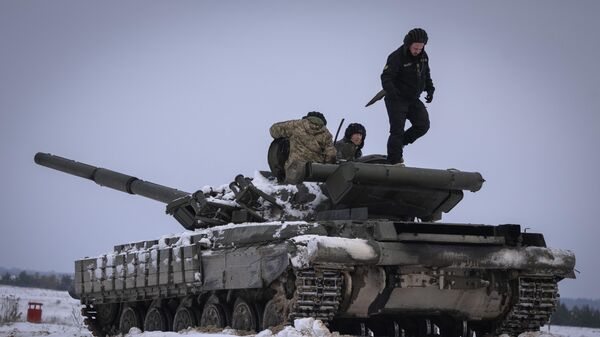 Ukrainian soldiers practice on a tank during military training, in Ukraine, Wednesday, December 6, 2023. - Sputnik Africa
