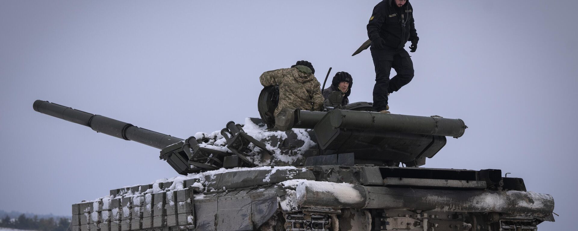 Ukrainian soldiers practice on a tank during military training, in Ukraine, Wednesday, December 6, 2023. - Sputnik Africa, 1920, 04.01.2024