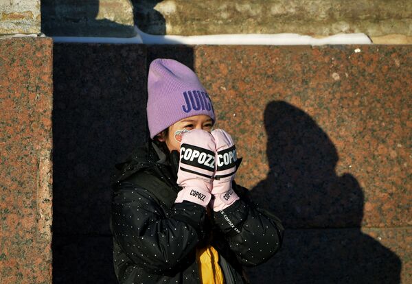 A girl in freezing weather on Palace Square in St. Petersburg. - Sputnik Africa