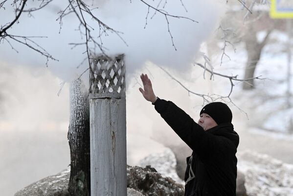 A man on a frosty day on the street in Moscow. - Sputnik Africa