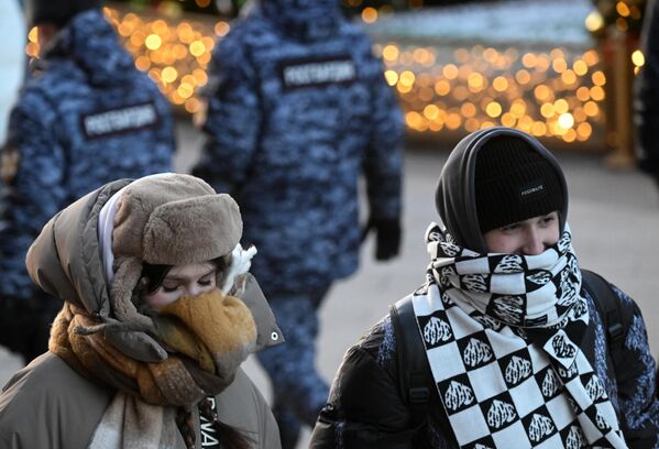 People on a frosty day on the street in Moscow. - Sputnik Africa