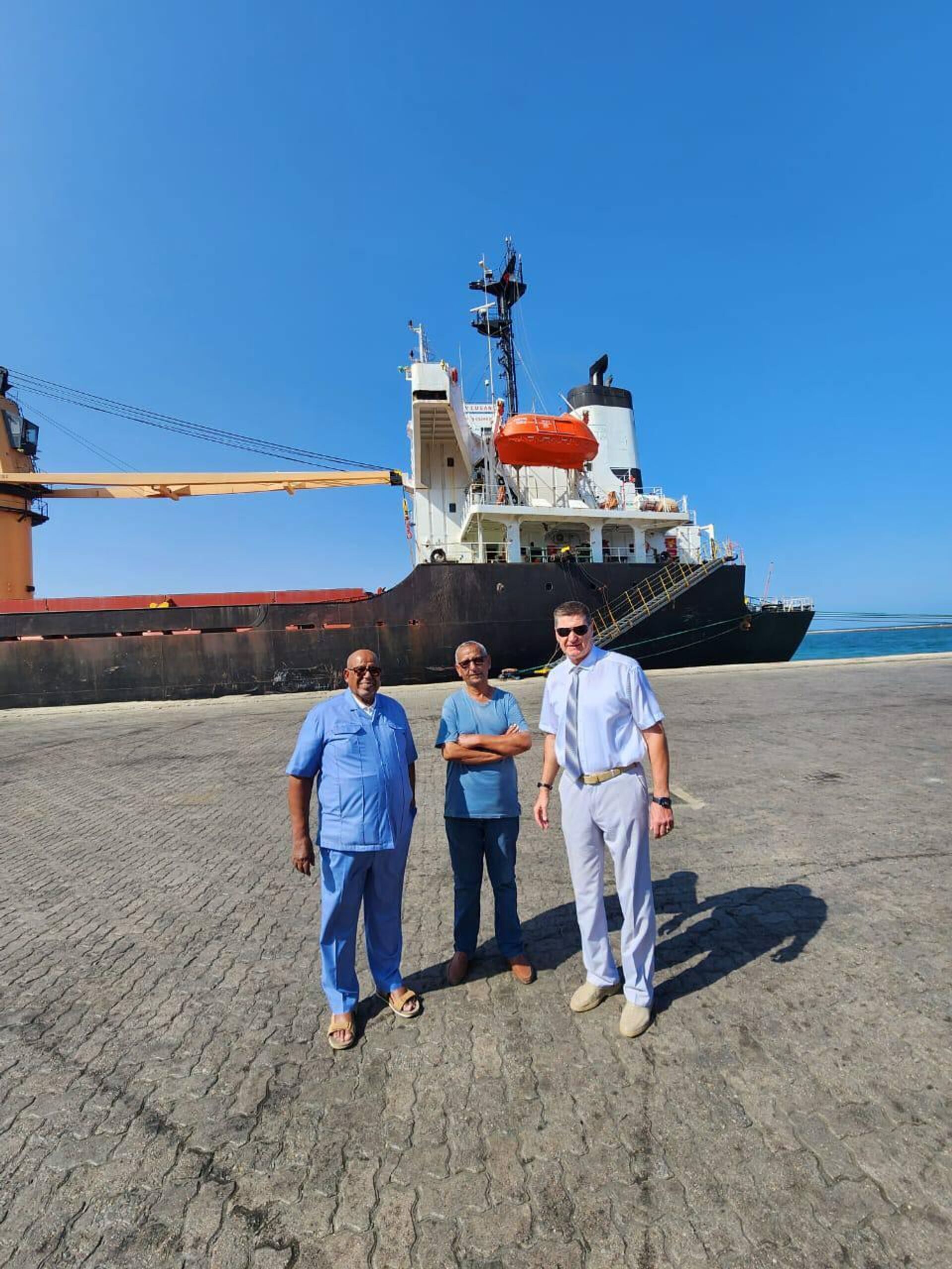 The Russian Ambassador to Eritrea Igor Mozgo in the port of Massawa meets the bulk carrier Lugano, which delivered 25,000 tons of grain to Eritrea on January 4, 2024. - Sputnik Africa, 1920, 04.01.2024