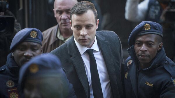 Oscar Pistorius, center, arrives at the High Court in Pretoria, South Africa, for a sentencing hearing for the murder of his girlfriend Reeva Steenkamp - Sputnik Africa