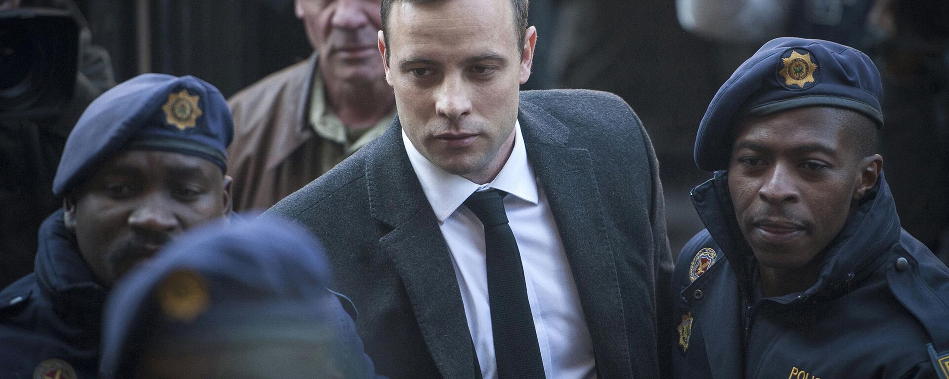 Oscar Pistorius, center, arrives at the High Court in Pretoria, South Africa, for a sentencing hearing for the murder of his girlfriend Reeva Steenkamp - Sputnik Africa, 1920, 04.01.2024