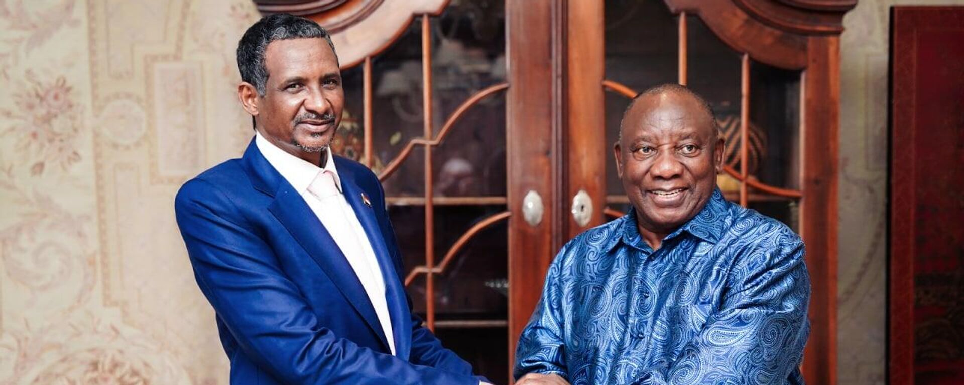 South African President Cyril Ramaphosa receives Mohammed Hamdan Dagalo of Sudan's paramilitary Rapid Support Forces (RSF) at the Mahlamba Ndlopfu official residence in Pretoria, South Africa, Thursday, January 4, 2024. - Sputnik Africa, 1920, 05.01.2024