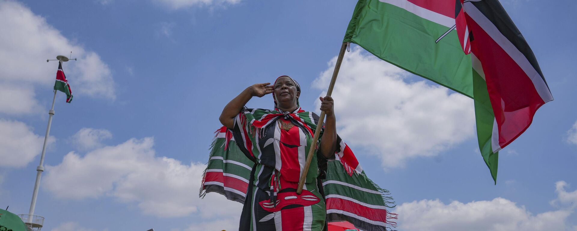 A woman waves a Kenyan flag during the 60th Jamhuri Day Celebrations (Independence Day) at Uhuru gardens Stadium in Nairobi, Monday, Dec. 12, 2023. - Sputnik Africa, 1920, 06.01.2024