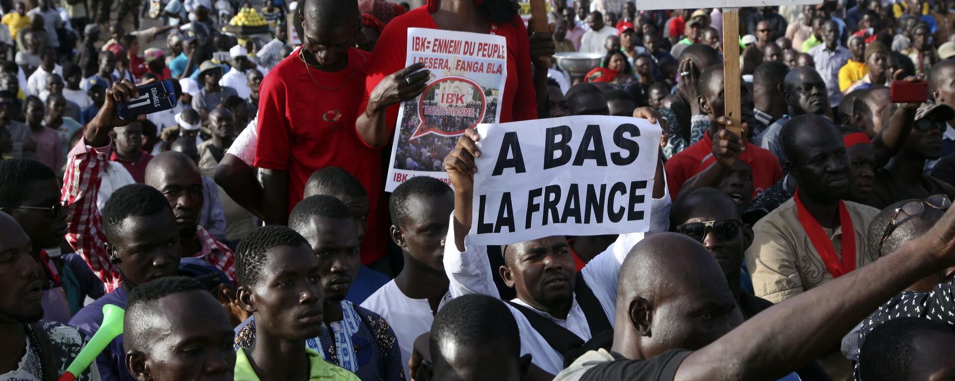 In this photo taken on Friday, Nov. 15, 2019, people hold signs reading in French down with France Mali is one and indivisible' and no to the misappropriation of our funds during a protest against France but showing support to the Malian army and the families of Malian soldiers who died during the fight against terrorism, at the Independence square in Bamako, Mali. - Sputnik Africa, 1920, 06.01.2024
