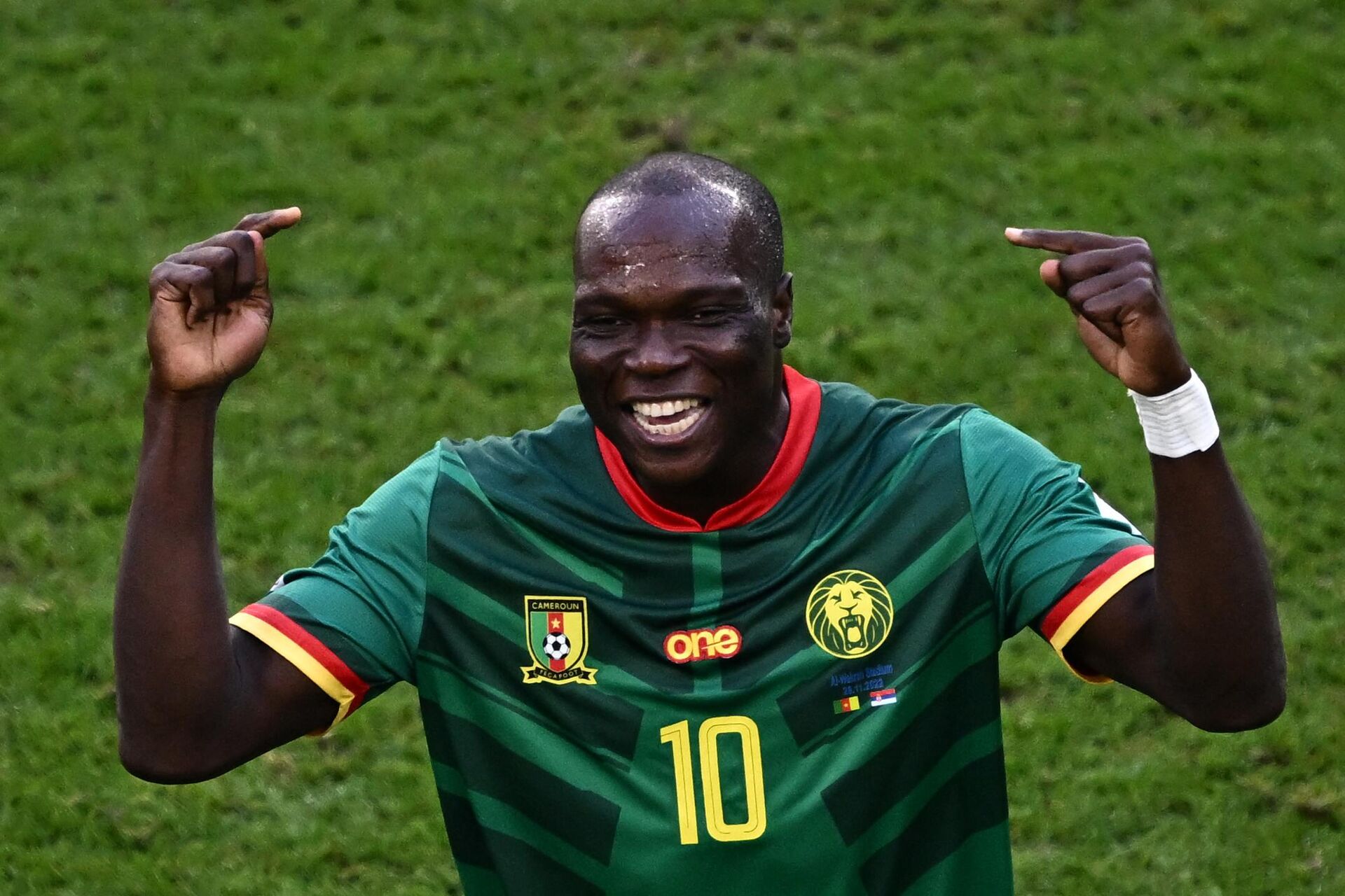 Cameroon's forward #10 Vincent Aboubakar celebrates scoring his team's second goalduring the Qatar 2022 World Cup Group G football match between Cameroon and Serbia at the Al-Janoub Stadium in Al-Wakrah, south of Doha on November 28, 2022.  - Sputnik Africa, 1920, 07.01.2024
