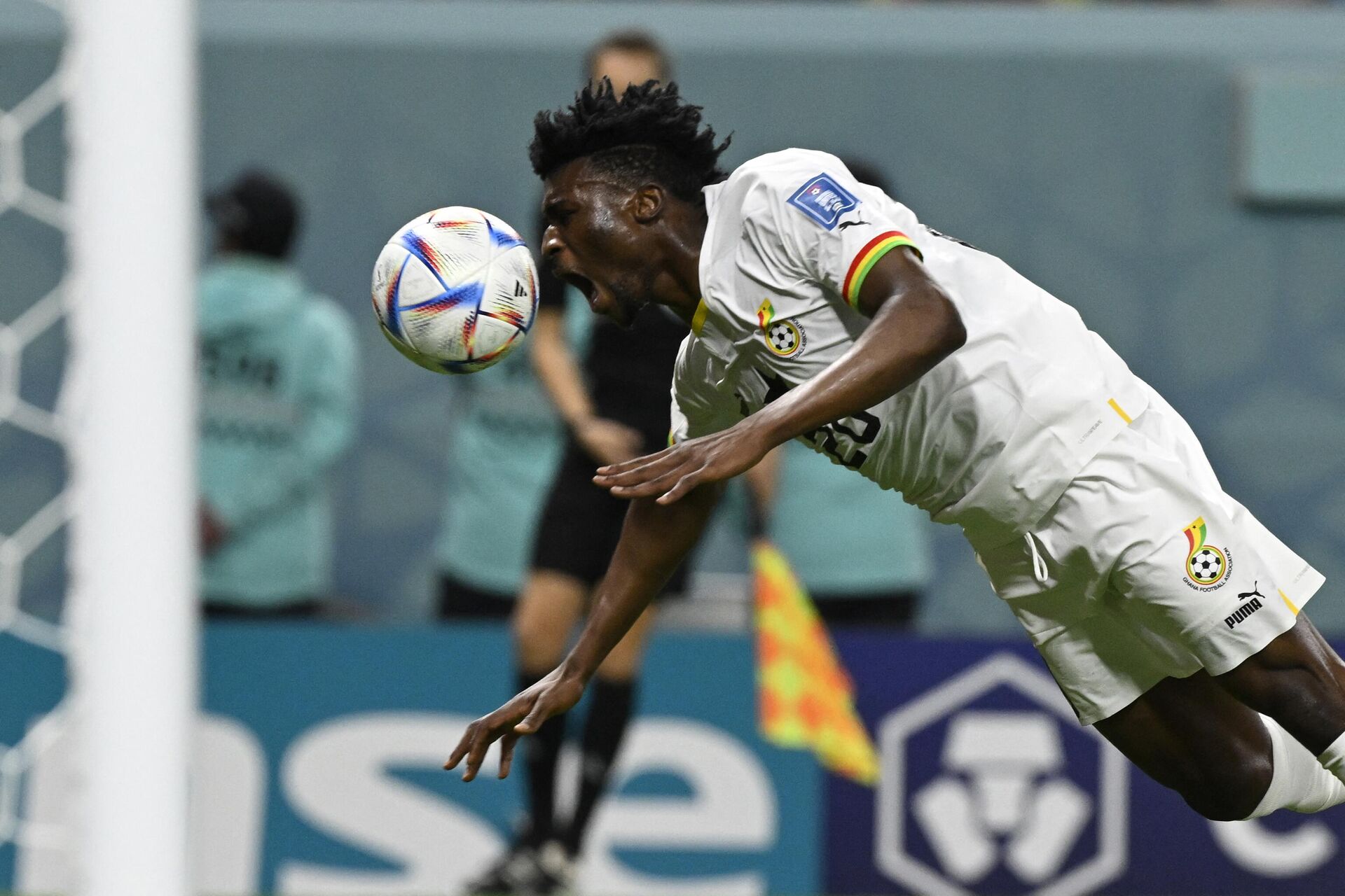 Ghana's midfielder #20 Mohammed Kudus reacts after being fouled by Uruguay's goalkeeper #23 Sergio Rochet (not seen) during the Qatar 2022 World Cup Group H football match between Ghana and Uruguay at the Al-Janoub Stadium in Al-Wakrah, south of Doha on December 2, 2022.  - Sputnik Africa, 1920, 07.01.2024