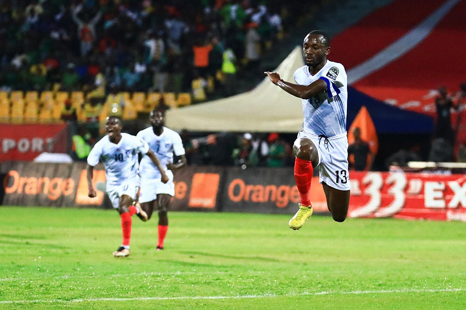Namibia's Peter Shalulile (R) celebrates scoring his team's first goal during the 2023 Africa Cup of Nations (CHAN) Group C qualifier match between Cameroon and Namibia at Stade Ahmadou Ahidjo in Yaounde on March 24, 2023. - Sputnik Africa, 1920, 07.01.2024