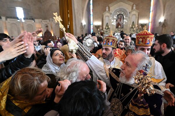 The head of the Armenian Apostolic Church, Catholicos Garegin II (R), blesses members of the congregation during a service at Saint Gregory the Illuminator Cathedral, as the Armenian Apostolic Church celebrates Christmas, in Yerevan, Armenia. - Sputnik Africa
