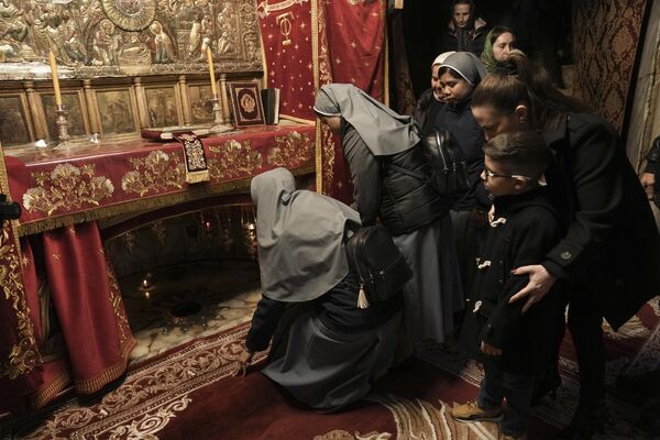 Nuns visit the Grotto of the Nativity Church, where Christians believe Jesus Christ was born on the eve of the Orthodox Christmas in Bethlehem, West Bank. - Sputnik Africa