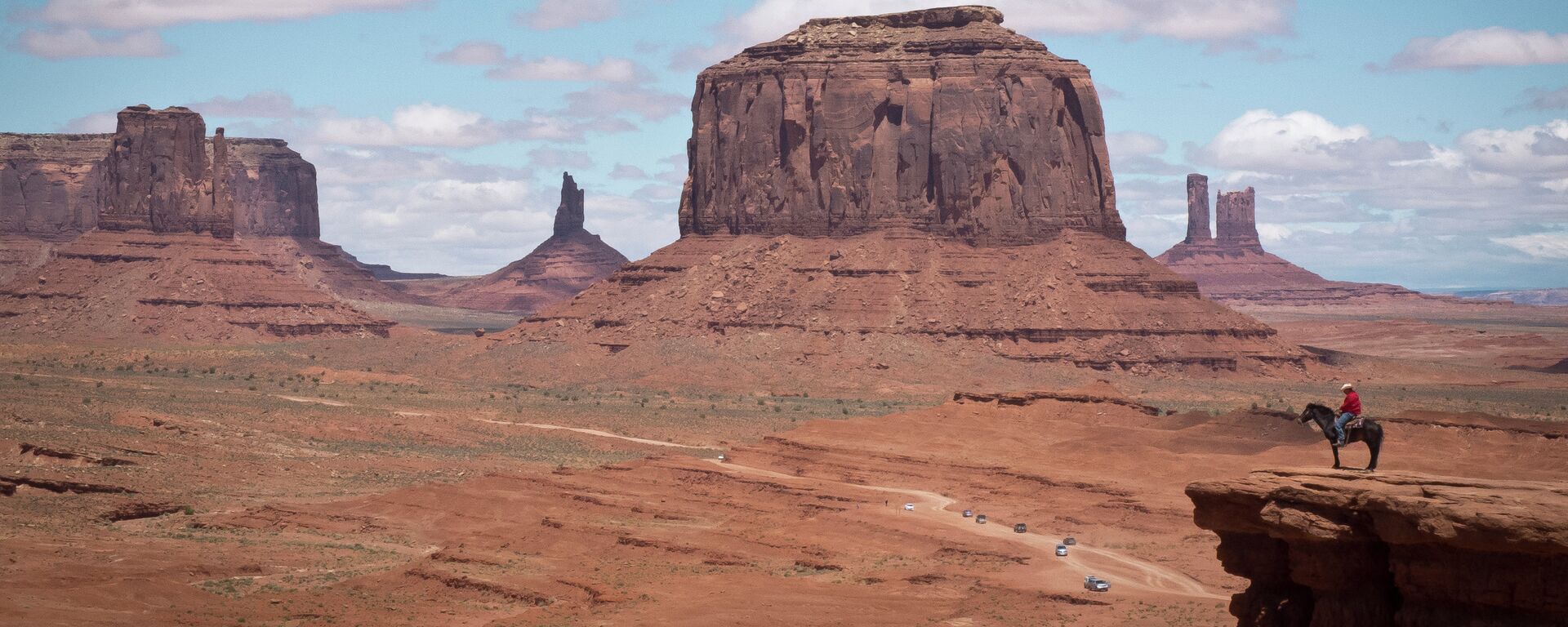 A Navajo man on a horse poses for tourists in front of the Merrick Butte in Monument Valley Navajo Tribal park, Utah, on May 12, 2014 - Sputnik Africa, 1920, 08.01.2024