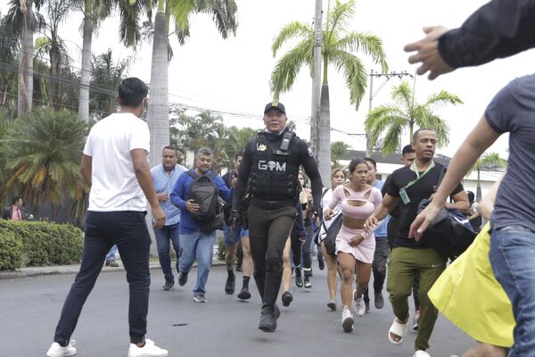 Police evacuate staff from the TC public television station after a group of armed men broke onto their set during a live broadcast, in Guayaquil, Ecuador, Tuesday, Jan. 9, 2024. - Sputnik Africa