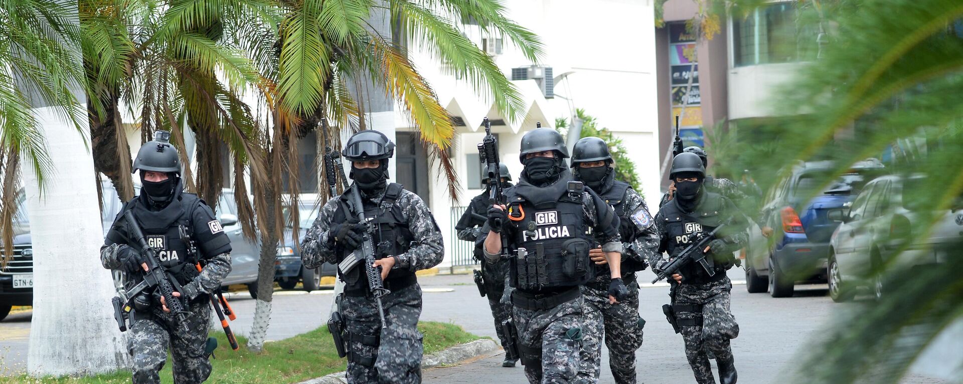 An Ecuadorean police squad enters the premises of Ecuador's TC television channel after unidentified gunmen burst into the state-owned television studio live on air on January 9, 2024, in Guayaquil, Ecuador, a day after Ecuadorean President Daniel Noboa declared a state of emergency following the escape from prison of a dangerous narco boss. - Sputnik Africa, 1920, 10.01.2024