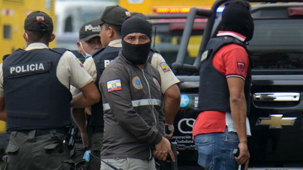 La police de Guayaquil devant le bâtiment de TC Television où des hommes armés ont pris des otages (9 janvier 2024) - Sputnik Afrique