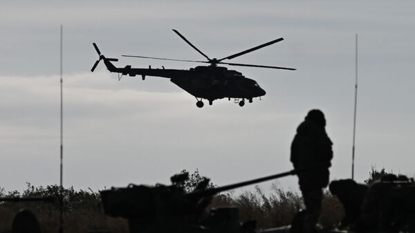 Un hélicoptère Mi-8 survolant un terrain d'entraînement dans la zone de l'opération militaire spéciale  - Sputnik Afrique