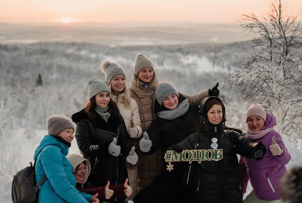 People greet the sun after a polar night in Murmansk. - Sputnik Africa