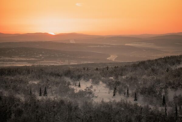 People greet the sun after a polar night in Murmansk. - Sputnik Africa