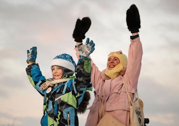 People greet the sun after a polar night in Murmansk. - Sputnik Africa