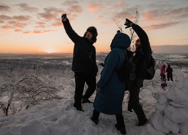 People greet the sun after a polar night in Murmansk. - Sputnik Africa