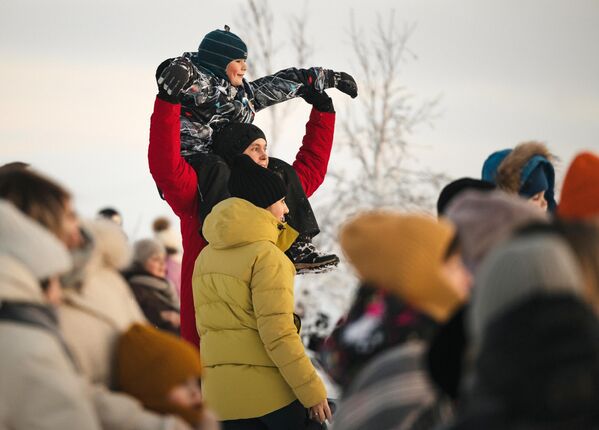 People greet the sun after a polar night in Murmansk. - Sputnik Africa